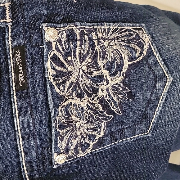 Miss Me Denim Med washed Jp5473p Capri/cropped Jeans.  Flower stitch rhinstone. - Picture 3 of 11